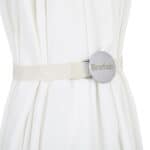 Detaljbild på hopfällt Gatsby parasoll från Brafab, med ett naturfärgat band och en metallspänne med Brafabs logotyp.