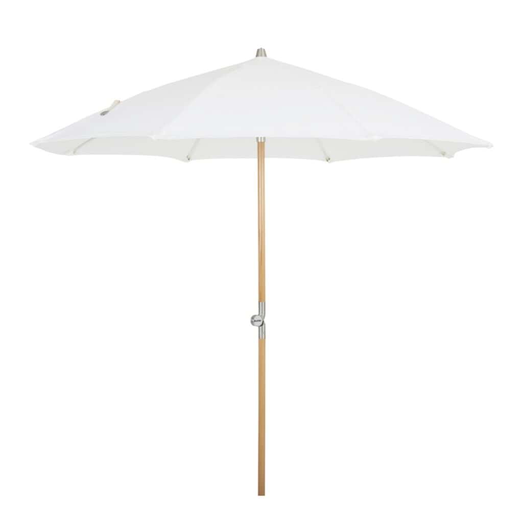 Tiltbart parasoll i naturbeige från Brafab, modell Gatsby, med en rund skärm på 185 cm och trästång i klassisk design. Perfekt för att skapa skugga i trädgården eller på terrassen.