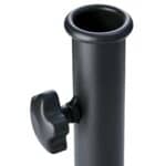 Detaljbild på parasollfot Gatsby i antracit, med rör och justerbart skruvfäste för säker montering av parasoll.