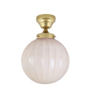 Taklampa Marit i mässing med beige opalglas och elegant, klassisk design. Perfekt för att skapa ett mjukt och behagligt ljus i rummet.