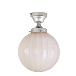Taklampa MARIT från Strömshaga med rund kupol i beige opalglas och takkopp i nickel. Klassisk och tidlös design med mjukt ljusspridande glas.