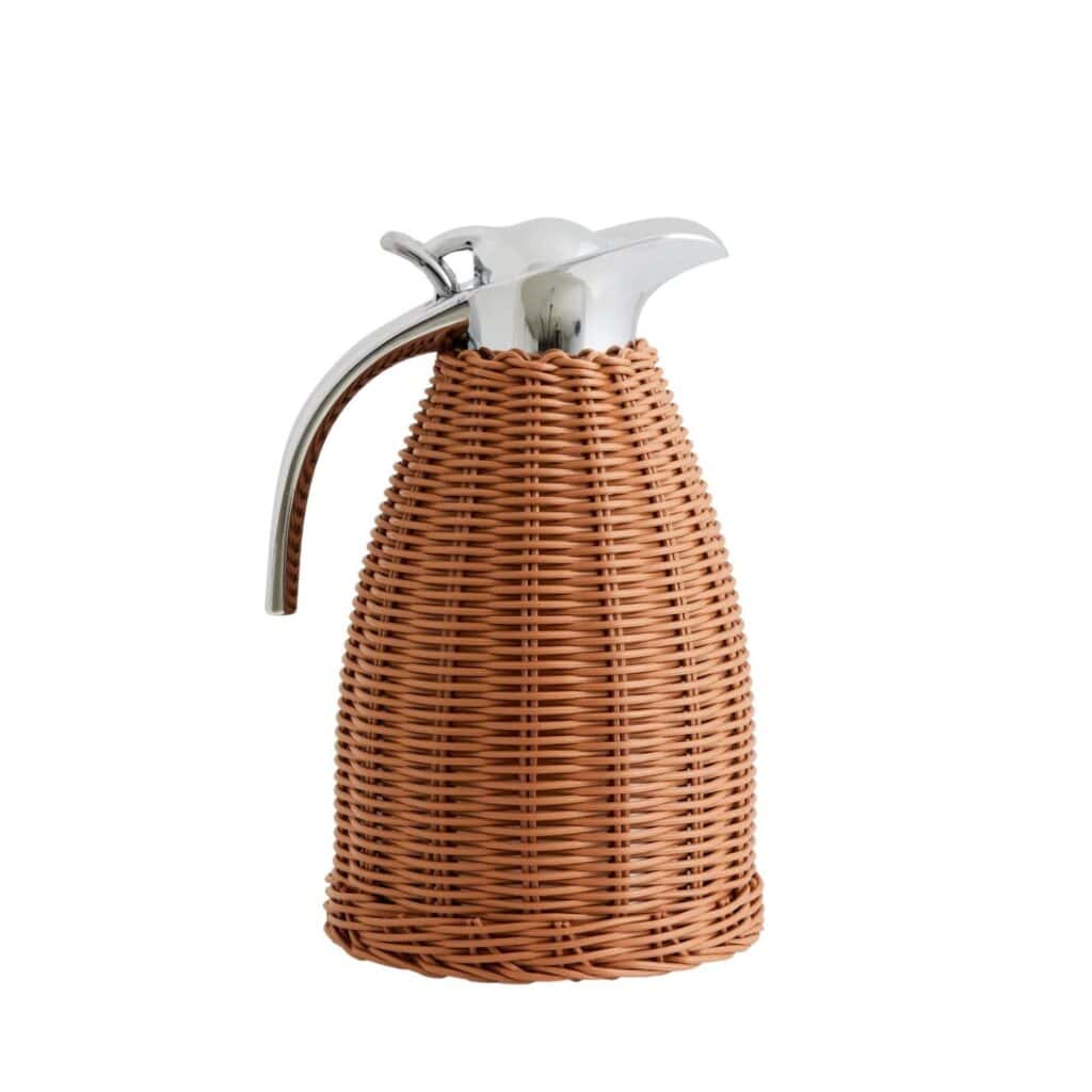 Elegant termoskanna med en handvävd rottingutsida och kromad topp, perfekt för servering av varma drycker.