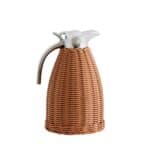 Elegant termoskanna med en handvävd rottingutsida och kromad topp, perfekt för servering av varma drycker.
