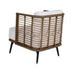 Baksida av Covelo utemöbel fåtölj från Brafab i naturfärgad konstrotting med svarta metallben och vita dynor, en stilren och bekväm loungestol för utomhusbruk.