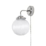Vägglampa Eivor från Strömshaga med förnicklat fäste och räfflad, rund glaskupa, samt en tvinnad sladd för en klassisk och stilren look.