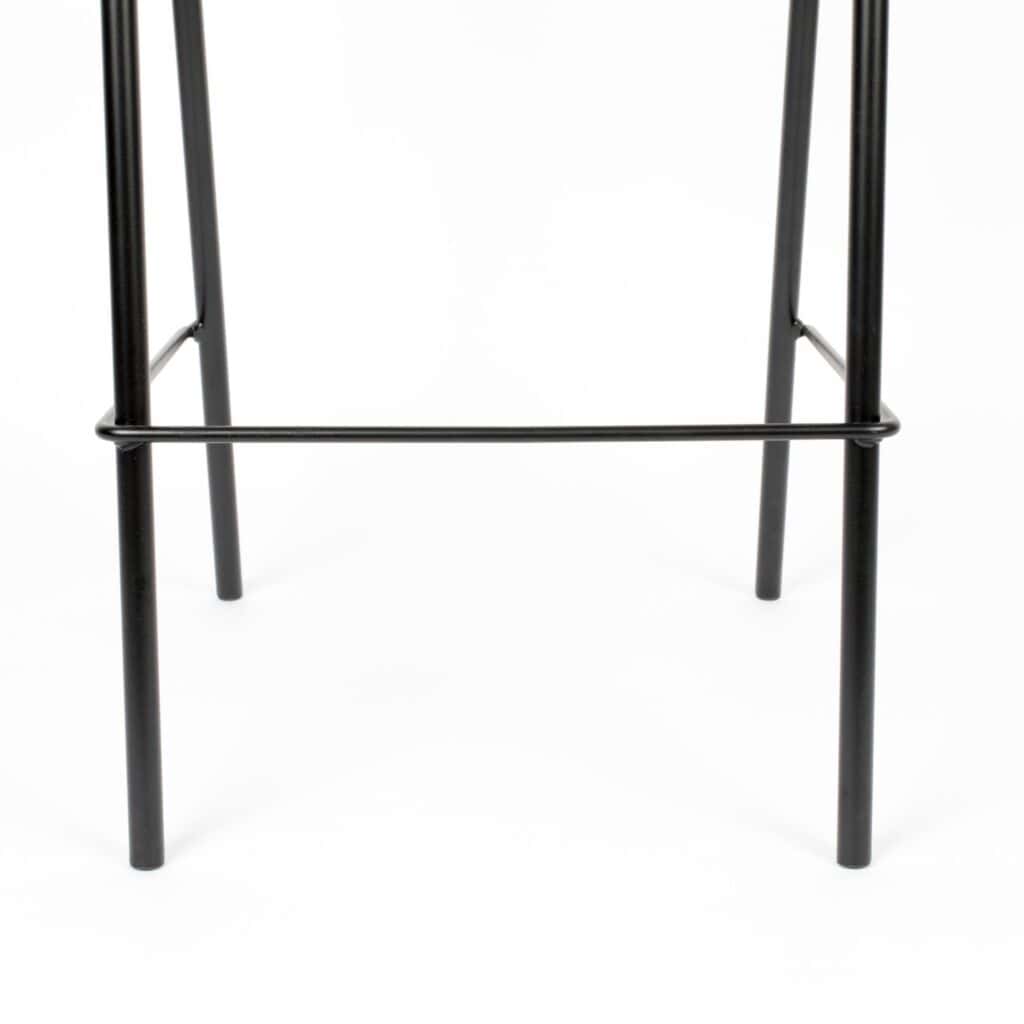 Närbild på svarta metallben och fotstöd – barstol JORT från Zuiver