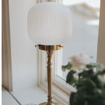 Bordslampa Eli i mässing med frostat glas, 56 cm hög