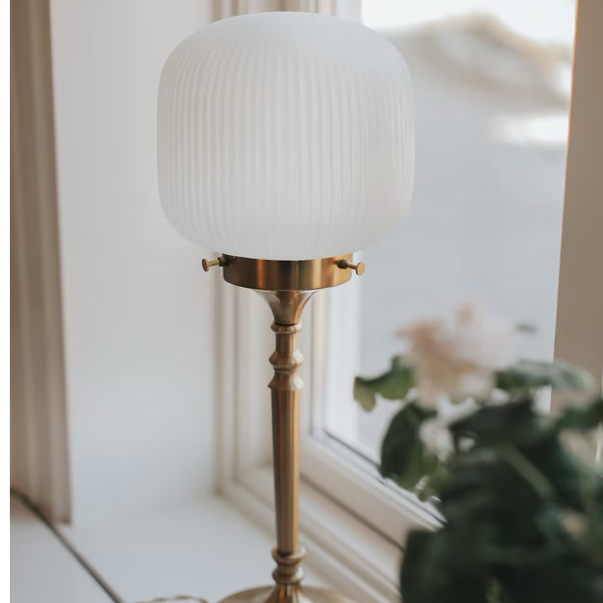 Bordslampa Eli i mässing med frostat glas, 56 cm hög