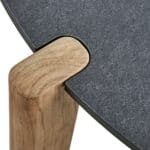 Närbild av Brafab Domino soffbord som visar den eleganta infästningen mellan den antracitfärgade laminatskivan och det robusta teakbenet.