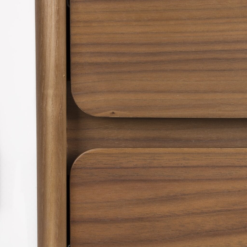 Närbild av byrå RISE i valnöt som visar de rundade lådfronterna och den vackra trästrukturen.