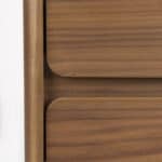 Närbild av byrå RISE i valnöt som visar de rundade lådfronterna och den vackra trästrukturen.