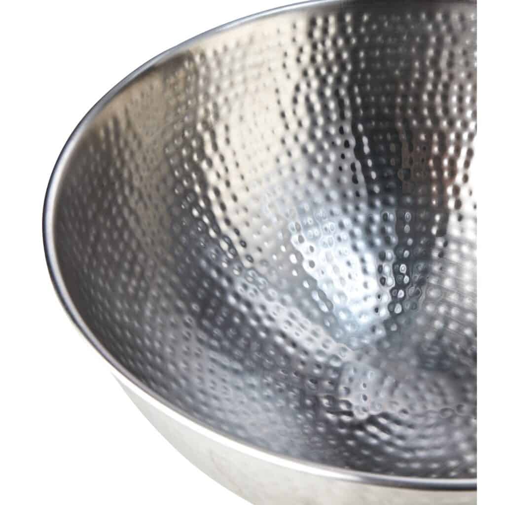 Detaljbild av insidan på CARTER champagnekylare med hamrad aluminiumyta. Stilfull och tålig för elegant servering.