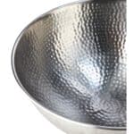 Detaljbild av insidan på CARTER champagnekylare med hamrad aluminiumyta. Stilfull och tålig för elegant servering.