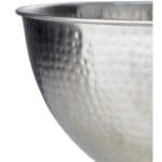 Närbild på den hamrade aluminiumytan på CARTER champagnekylare från Affari of Sweden. Tidlös design för eleganta tillställningar.