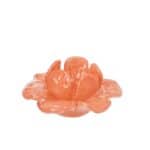 Dekorationsblomma i aprikosfärgat glas med detaljerade, rundade blomblad. Perfekt som prydnad eller ljushållare för en stämningsfull inredning.