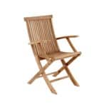 Fällbar karmstol i teak från Brafab – Turin med armstöd och ribbad rygg i naturfärgat trä.