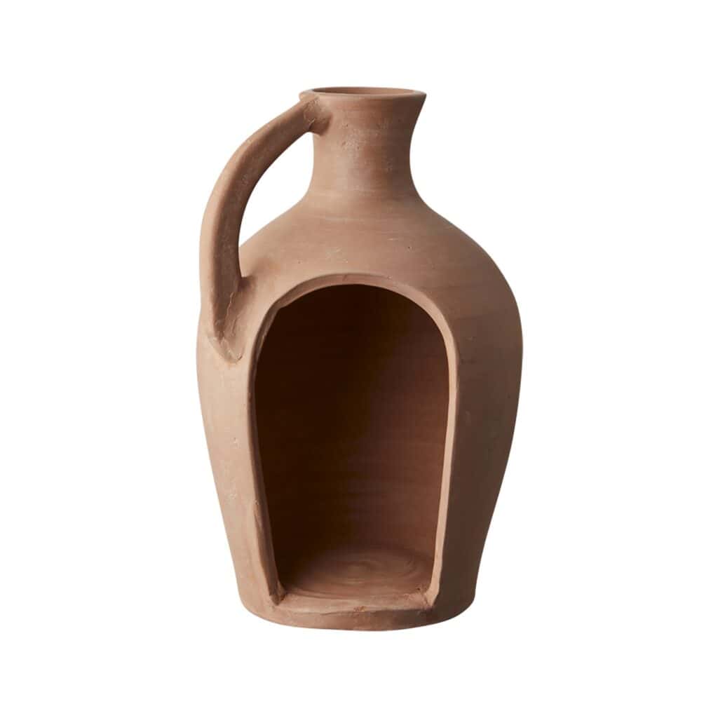 Floda Lykta i terrakotta från Affari of Sweden – rustik ljuslykta med unik kannaform och öppen design, perfekt för mysig belysning.