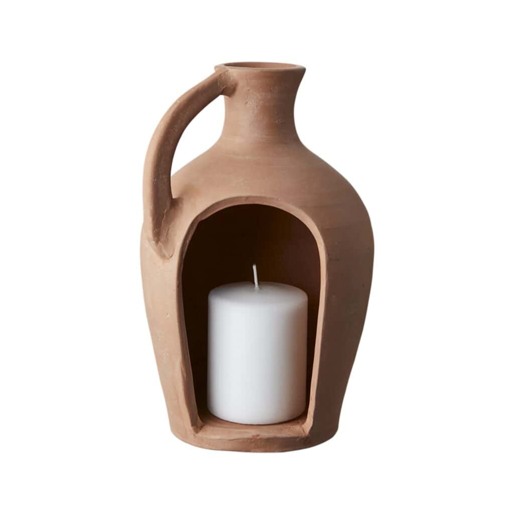 Floda Lykta i terrakotta från Affari of Sweden med ett vitt blockljus inuti – rustik och stilren ljuslykta med öppen design för mysig belysning.