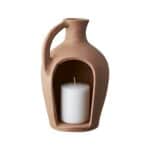 Floda Lykta i terrakotta från Affari of Sweden med ett vitt blockljus inuti – rustik och stilren ljuslykta med öppen design för mysig belysning.