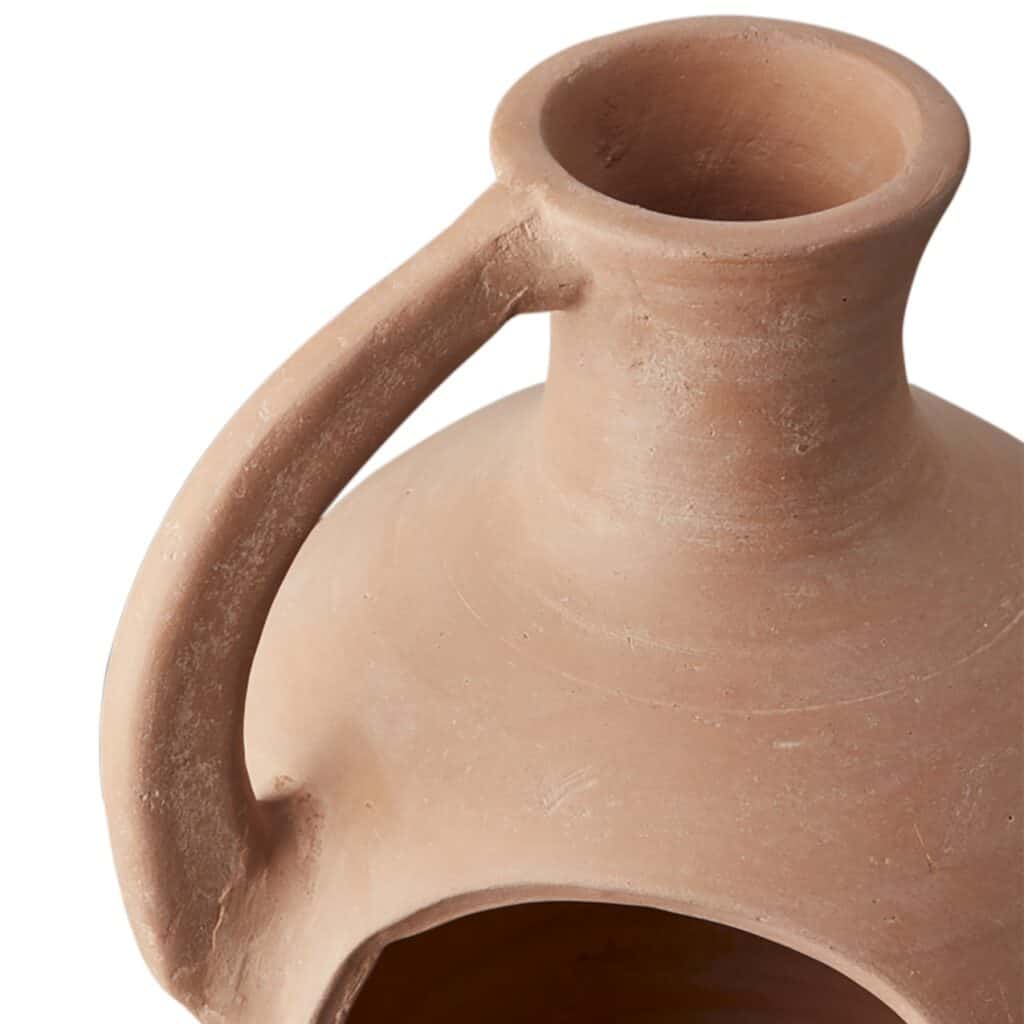 Närbild av Floda Lykta i terrakotta från Affari of Sweden – detalj av handtaget och den rustika ytan som ger en handgjord känsla.