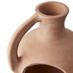 Närbild av Floda Lykta i terrakotta från Affari of Sweden – detalj av handtaget och den rustika ytan som ger en handgjord känsla.