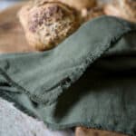 Grön linneservett med fransade kanter, Servett Taki från Hemlängtan