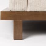 Rakt soffben i valnötsfärgat trä – detalj av Zuiver Blossom 3-sits sandfärgad soffa