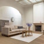 Zuiver Blossom 3-sits sandfärgad soffa med träsockel i valnöt – stilren Japandi-inredning med öppen spis.