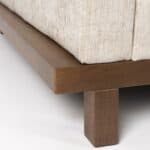 Närbild på valnötsfärgat soffben och sockel – Zuiver Blossom 3-sits i sandfärgat tyg