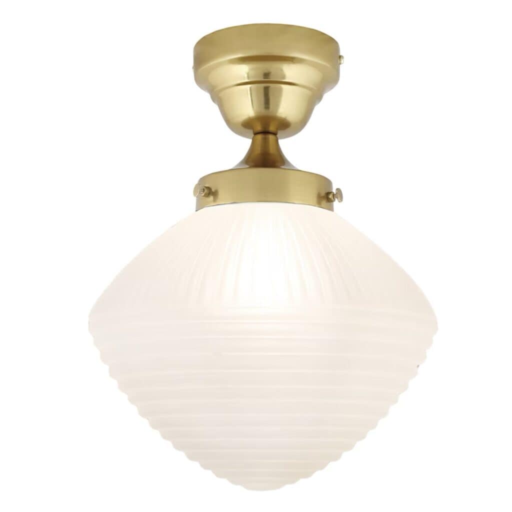 aklampa ALFRED i mässing med tänd frostad glaskupa som sprider ett mjukt och behagligt ljus. En klassisk och tidlös lampa för hall, kök eller sovrum.