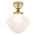 aklampa ALFRED i mässing med tänd frostad glaskupa som sprider ett mjukt och behagligt ljus. En klassisk och tidlös lampa för hall, kök eller sovrum.