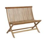 Turin 2-sitssoffa i teak från Brafab – en stilren och hopfällbar trädgårdssoffa med ribbad design, perfekt för uteplatsen eller balkongen.