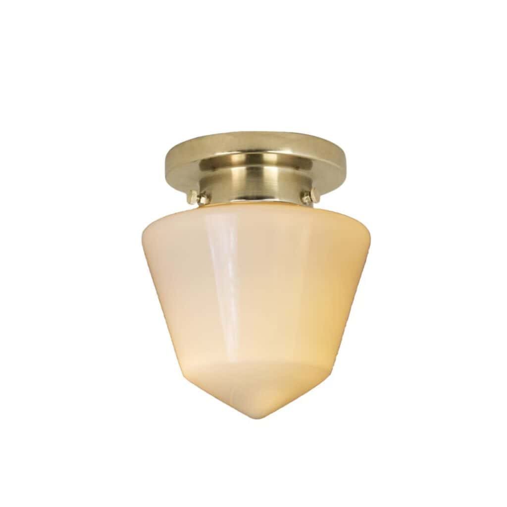 Badrumslampa tak Signe från Strömshaga med mässingsfäste och varmt opalglas – klassisk plafond tänd med mjukt sken