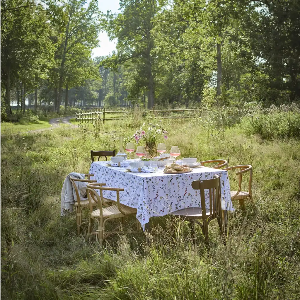 Utedukning med FLORA duk från Affari of Sweden i en somrig trädgårdsmiljö