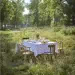 Utedukning med FLORA duk från Affari of Sweden i en somrig trädgårdsmiljö