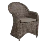 PAULINA karmstol rustik beige från Brafab sedd framifrån med armstöd, flätad konstrotting och beige sittdyna i olefin.