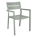 Karmstol Delia i färgen Dusty Green sedd framifrån i studio.