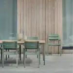 DELIA karmstolar runt ett matbord på altan med trädpanel i bakgrunden.