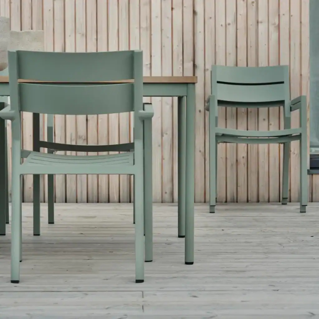 Närbild bakifrån på DELIA karmstolar vid matbord utomhus.