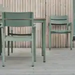 Närbild bakifrån på DELIA karmstolar vid matbord utomhus.