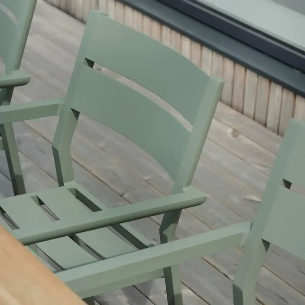 Närbild på ryggstöd och armstöd hos DELIA karmstol i Dusty Green.