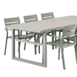 Grupp av DELIA karmstolar med ett stort, ljust bord.