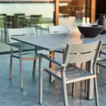 Karmstol DELIA i khaki matchad med bord i samma färg, i en uppställning för fyra personer.