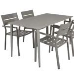 Bord och fyra karmstolar DELIA i färgen khaki från Brafab, frilagda på vit bakgrund.