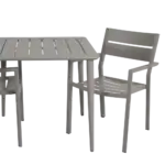 Närbild på karmstol DELIA i khaki tillsammans med matchande bord.