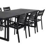 Svarta karmstolar DELIA från Brafab placerade runt ett matchande matbord.