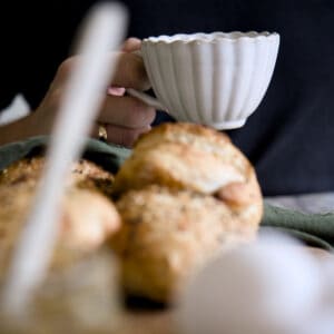 Vit kopp i stengods Hulda från Affari of Sweden, hos Hemlängtan