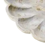 Närbild på THYME-skålens vågiga kant i beige marmor