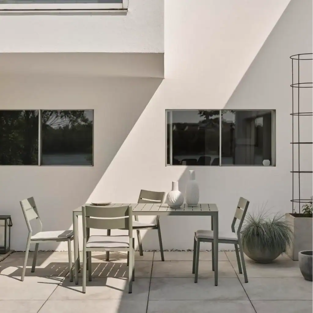 Utemiljö med DELIA matstolar i dusty green och matchande bord från Brafab.