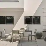 Utemiljö med DELIA matstolar i dusty green och matchande bord från Brafab.